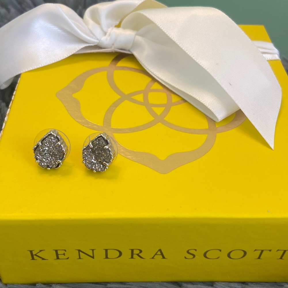 KENDRA SCOTT Tessa silver stud earrings in silver drusy